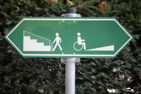 Dass man keine Treppen mehr steigen kann, sondern den Rollstuhl braucht, kann ganz plötzlich passieren. Behindertenbeauftragte b
