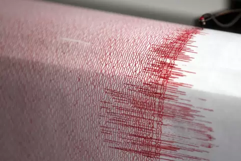 Der Seismograph einer Erdbebenwarte verzeichnet Ausschläge.