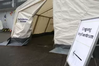 Nun auch mit Zelt, falls es regnet: der Eingang zum Impfzentrum auf dem Windhof. 