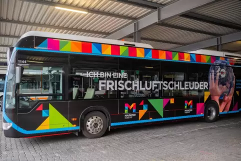 Brennstoffzellenbus der ESWE, der Wiesbadener Nahverkehrsgesellschaft, der mit Wasserstoff fährt. 