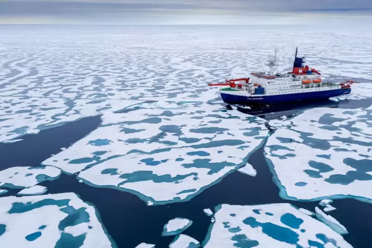 Das Schiff „Polarstern“ erkundet die Arktis: Ein Buch erzählt die Hintergründe.
