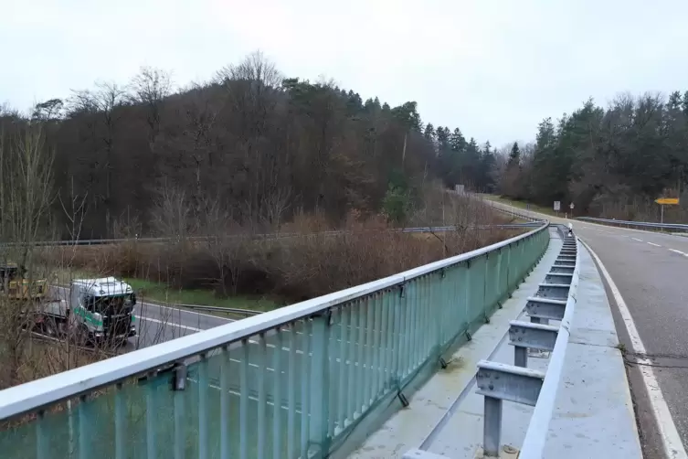 Der geplante Lkw-Parkplatz soll an der Ecke B-10-Brücke und Straße nach Hermersbergerhof entstehen. 