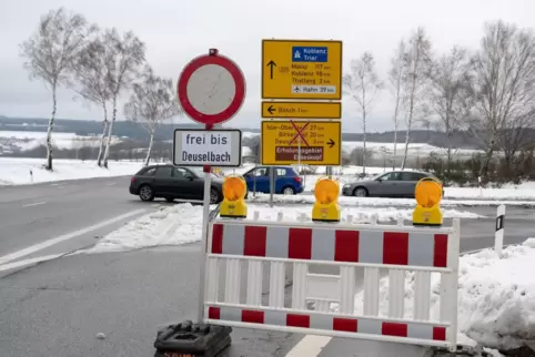 Die direkte Zufahrt zum Erbeskopf im Hunsrück seit Dienstagmorgen gesperrt. Auf dem Bild zu sehen: Die Sperrung der Zufahrt am 2