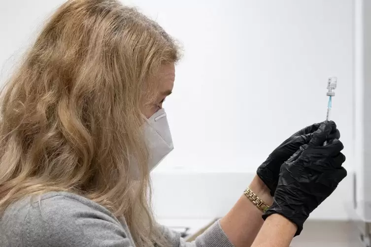 Apothekerin Sandra Eckelmann bereitet die Impfdosen vor.