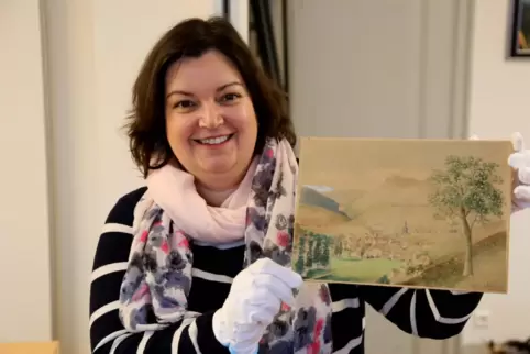 Stadtbürgermeisterin Isabel Steinhauer-Theis mit der wieder aufgetauchten Ansicht.