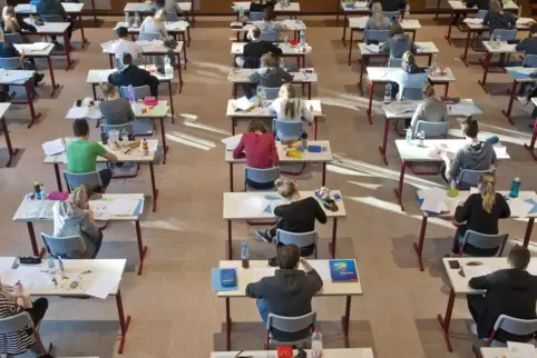 So wie auf diesem Foto einer Abiturprüfung im Sickingen-Gymnasium im Jahr 2016 wird es 2021 nirgends aussehen. Etwas mehr Abstan