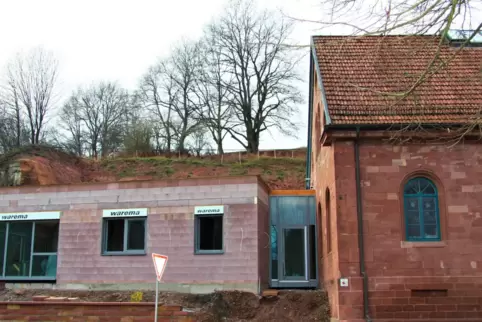 Die neuen Fenster und Türen sollen zu denen im alten Sandsteingebäude passen. 