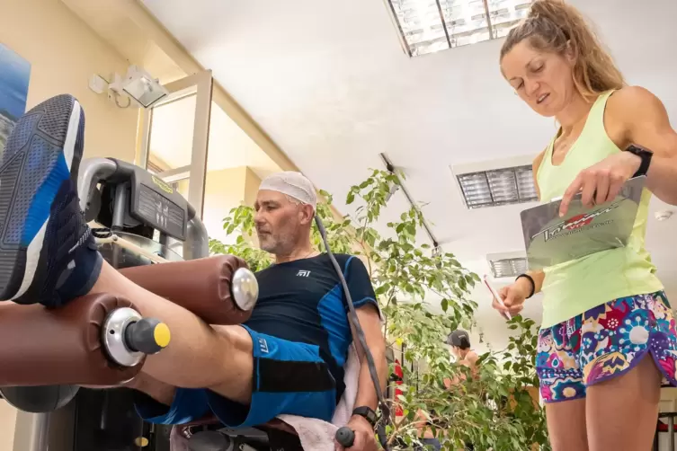 Reha-Sport im vereinseigenen Fitnessstudio „Trimini“ der VT Zweibrücken: Ein Teilnehmer der Sporttherapie für Hirntumor-Patiente