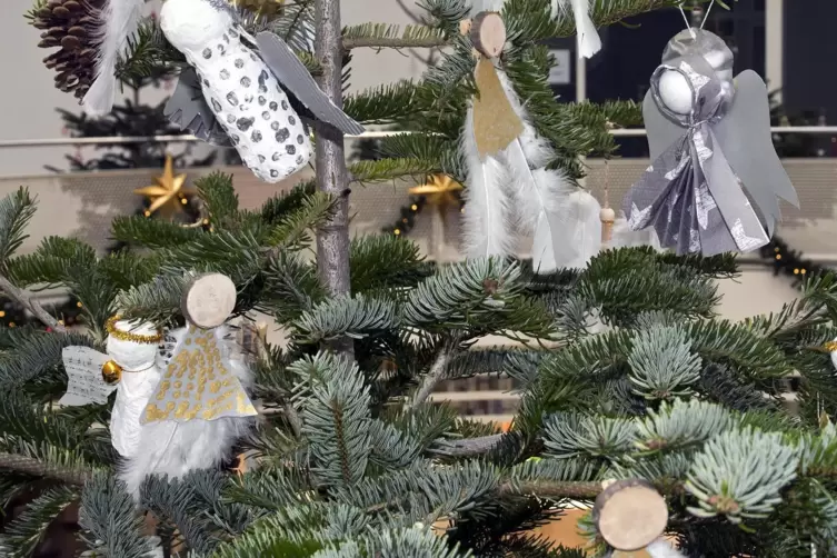 Die Engelsfiguren im Baum der Thomas-Mann-Schule bezauberten die Jury, daf&uuml;r gab&rsquo;s Platz zwei. 