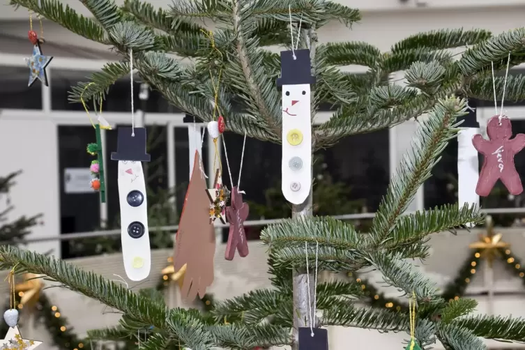 Die lustigen Schneem&auml;nner, die die Kinder der Kita Weizenkorn gebastelt haben, wurden mit Platz drei belohnt. 
