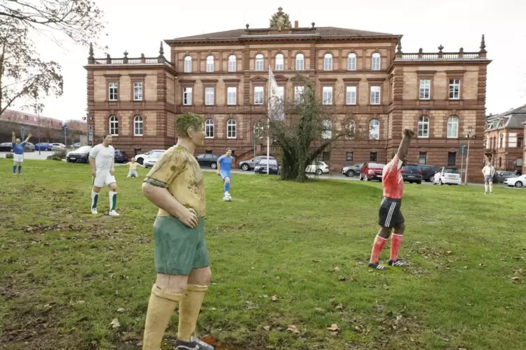 Schöne Erinnerung an die Fußball-Weltmeisterschaft im Jahr 2006 in Kaiserslautern: die Beton-Kicker vor dem Polizeipräsidium.