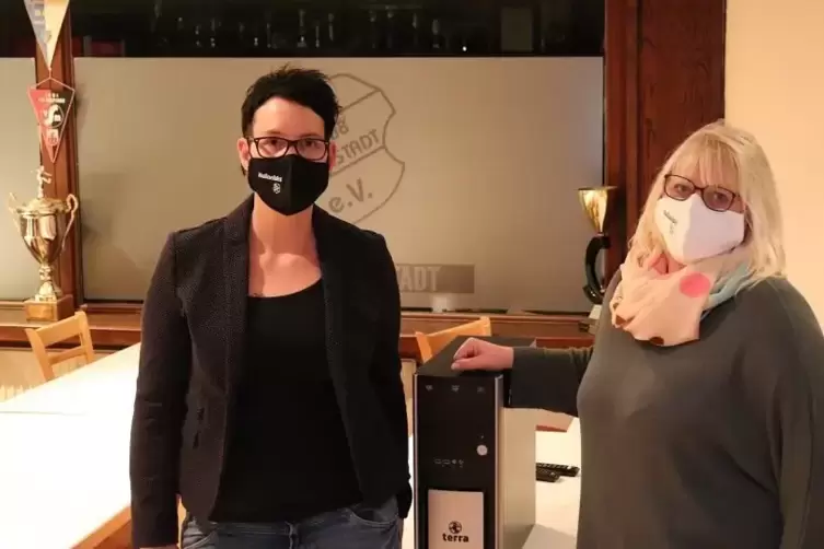 Auch &uuml;ber Sachspenden freut sich der Verein: Judith Wei&szlig; &uuml;bergab der Gesch&auml;ftsstellen-Mitarbeiterin Nadja Meinel einen PC. 