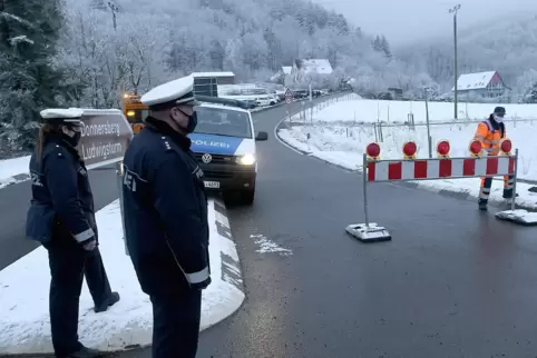 Die Polizei sicherte am Dienstagnachmittag die Sperrung der Zufahrt zum Donnersberg.