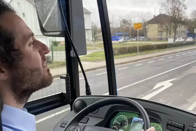 Gelassen: Fabrizio Sicilia steuert den Bus der Linie 465 von Ruchheim nach Frankenthal. 