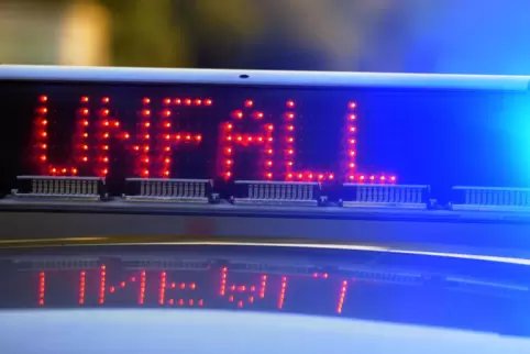 Der Passatfahrer war zu weit in die Gegenspur gefahren und streifte deshalb das andere Auto. 