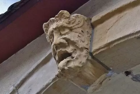 Als würde er schreien: Kopf an einem Wachenheimer Portal.