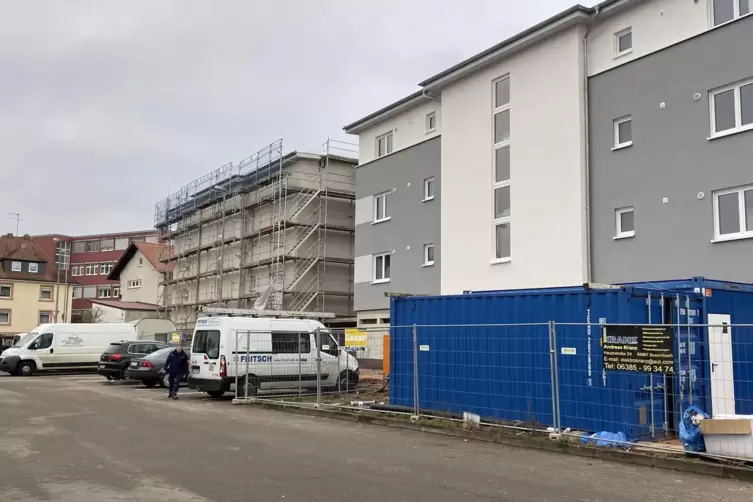 Deutlicher Baufortschritt: 28 barrierefreie Wohnungen entstehen zurzeit &bdquo;In den Hanfg&auml;rten&ldquo; in zentraler Lage in Ramstein. 