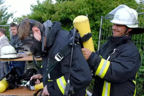 Zu Einsätzen fährt die Feuerwehr natürlich noch. Übungen, wie hier das Anlegen von Atemschutzgeräten, finden jedoch derzeit nich