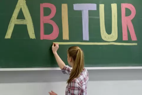 Für rund 12.500 Schüler starten am Donnerstag in Rheinland-Pfalz die schriftlichen Abitur-Prüfungen – in diesem Jahr unter erhöh