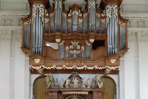 Typisch lutherisch: die Kombination von Kanzel, Altar und Orgel in einem aufsteigenden Aufbau in der Paulskirche. 