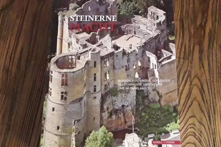 Das Titelbild des Mammutwerks &bdquo;Steinerne Macht&ldquo; zeigt Burg Beaufort in Luxemburg. 