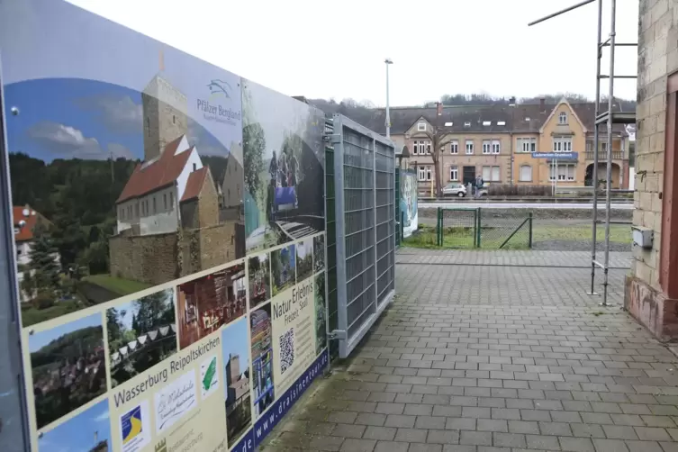 Endstation Draisinenstation am Bahnhof: Ein Tourist sucht hier vergeblich Hinweisschilder, was die Stadt zu bieten hat. Das soll