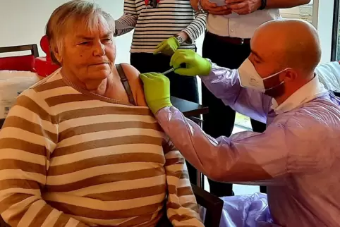 Ein kleiner Piks von Markus Weber, das war sie schon, die Corona-Impfung von Rija Förch. 