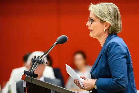 Die Lernplattform Moodle hat „die Grätsche gemacht“, sagt Bildungsministerin Hubig (SPD) 