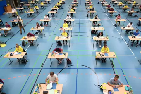 In einer Sporthalle kann der Mindestabstand der Schüler problemlos eingehalten werden. 