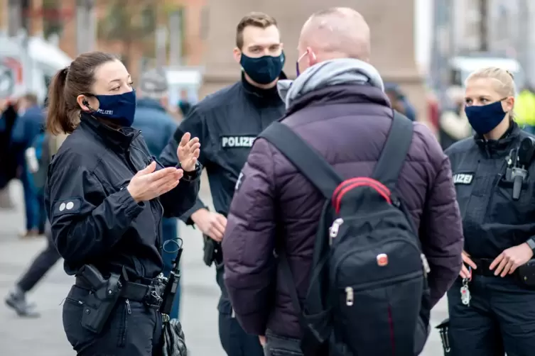 Polizisten sollen beim Bürgerkontakt Masken tragen. Ausnahmen gibt es, wenn sie dann nicht mehr einsatzfähig sind – etwa weil di