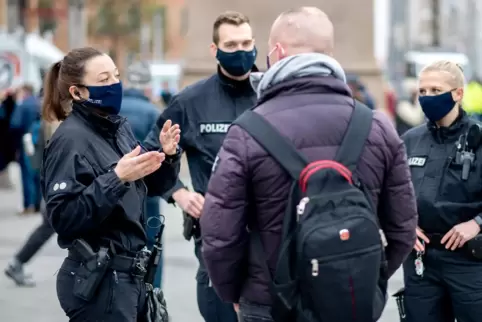 Polizisten sollen beim Bürgerkontakt Masken tragen. Ausnahmen gibt es, wenn sie dann nicht mehr einsatzfähig sind – etwa weil di