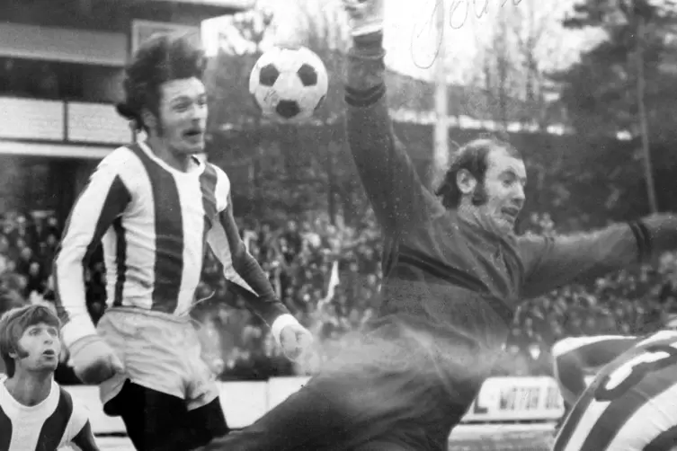 Bernhard Oberle vom SV Alsenborn beim Kopfball im Spiel gegen Wormatia Worms am 5. Januar 1969.