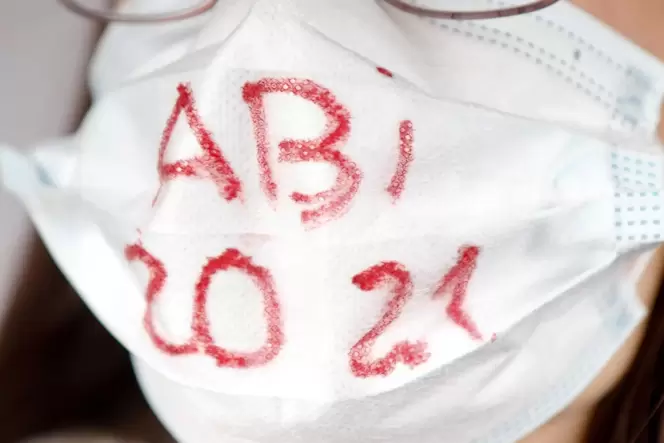 Vielleicht in diesem Jahr bei den Abiturienten ein neuer Trend: Maske statt T-Shirt.