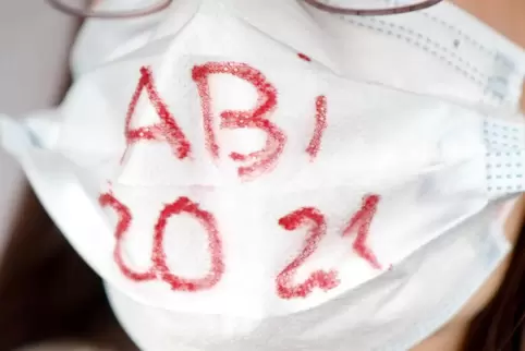 Vielleicht in diesem Jahr bei den Abiturienten ein neuer Trend: Maske statt T-Shirt. Vielleicht in diesem Jahr bei den Abiturienten ein neuer Trend: Maske statt T-Shirt.