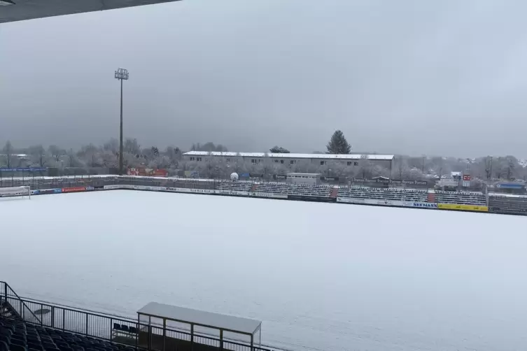 Schneebedeckt war am Mittwoch der Rasen des Framas-Stadions im Sportpark Husterhöhe. 