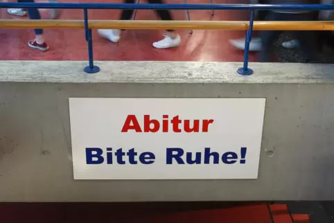 Das „Abi“ läuft derzeit an vielen Orten – hier ein Schild in einer Schule in Baden-Württemberg.