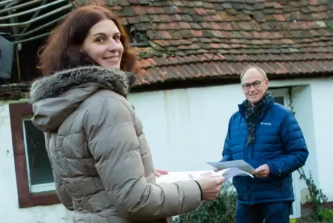Architektin Esther Kern zeigt Bürgermeister Albrecht Wiegner die Pläne für den Neuaufbau des Hauses am Michelsberg.