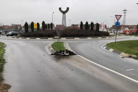 Beschädigt: Verkehrsinsel am Kreisverkehr.