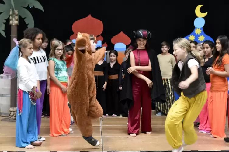 2015 zeigte die Friedrich-Ebert-Grundschule das Stück „Aladdin und die Wunderlampe“. Hier die Tanz- und Theater-AG bei den Probe