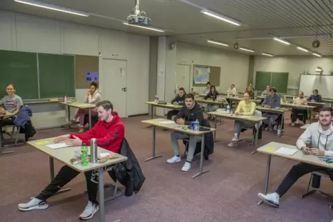 Mit den Prüfungen in den Fächern Sport und Chemie begann am Donnerstagmorgen das Abitur am Helmholtz-Gymnasium. 