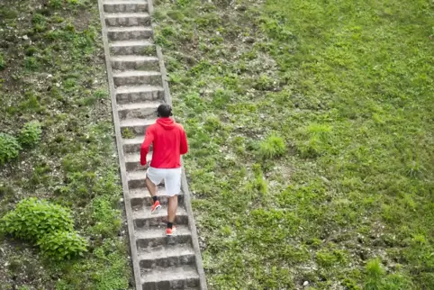 Wer flott die Treppe nimmt, trainiert seine Ausdauer und stärkt die Bein- und Gesäßmuskulatur. 