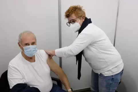 Gleicht pikst es: Der Zweibrücker Karl-Heinz Weidler wird von Krankenschwester Conny Pfeifer geimpft. 