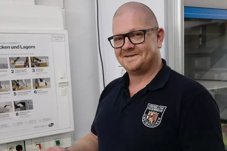Impfkoordinator Matthias Freyler mit dem Biontech-Impfstoff. 