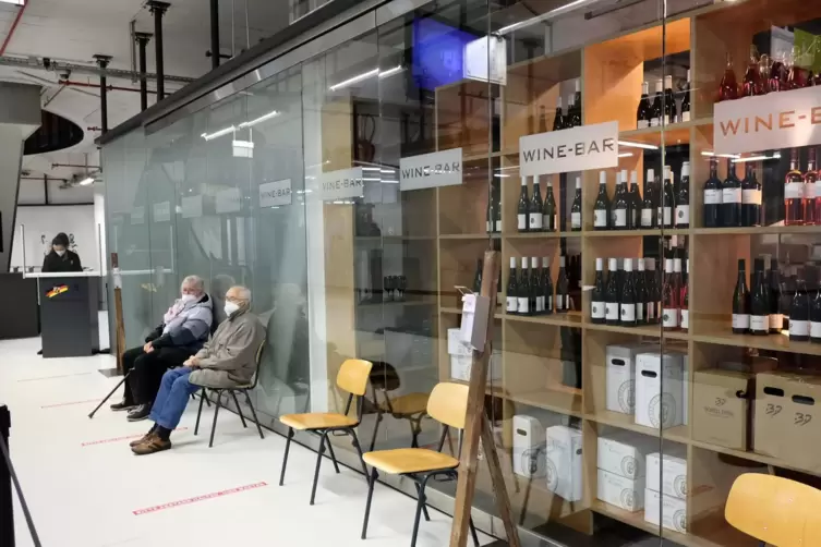 Warten mit dem R&uuml;cken zur Wine Bar. 