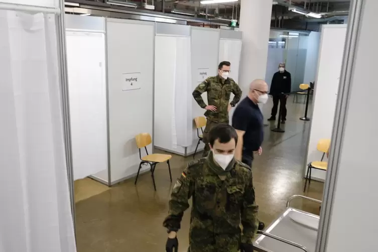 Zwei Sanit&auml;ter der Bundeswehr leisten im Impfzentrum Amtshilfe. 