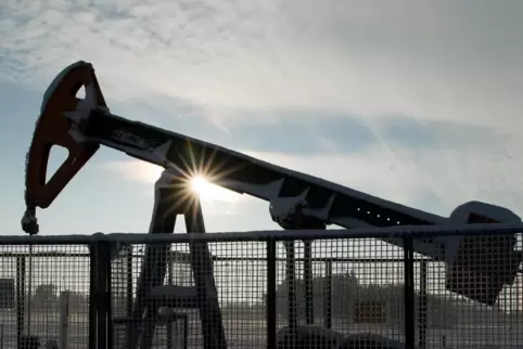 Das Foto zeigt eine Erdöl-Fördersonde des Mineralölkonzerns Exxon Mobil auf einem Feld bei Rühme in der Nähe von Braunschweig.