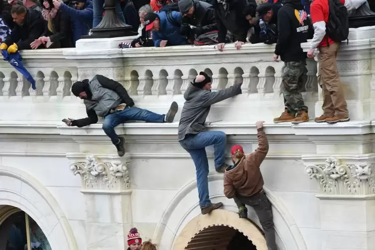 Der Mob greift an: Trump-Anh&auml;nger erklimmen eine Empore am Kapitolsgeb&auml;ude.