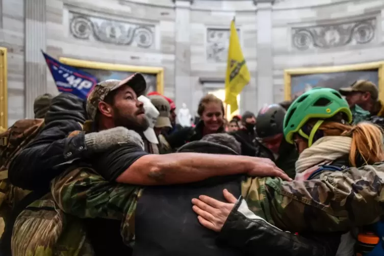 Verbr&uuml;derungsszenen in der Rotunda des Kapitols.