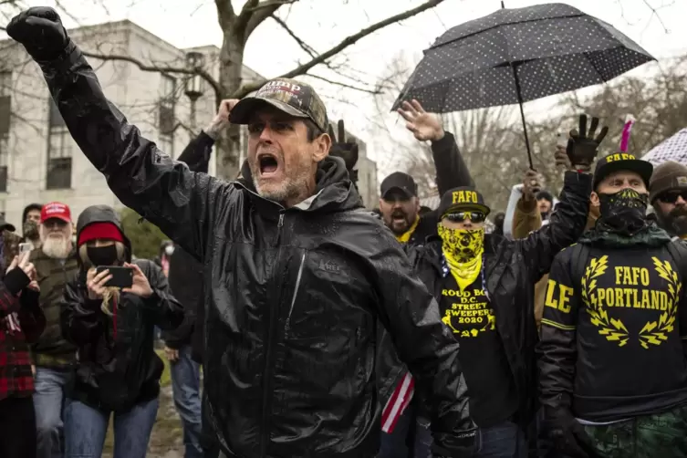 Ihre Wut ist unb&auml;ndig: Trump-Anh&auml;nger in Salem setzten ihre Proteste am Tag nach der Gewalt von Washington fort. 
