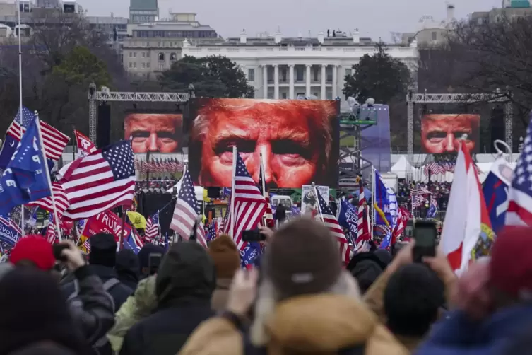 So hat der Spuk angefangen: Donald Trump tritt vor Zehntausenden Anh&auml;ngern auf und appelliert, sie sollen zum Kapitol marschiere